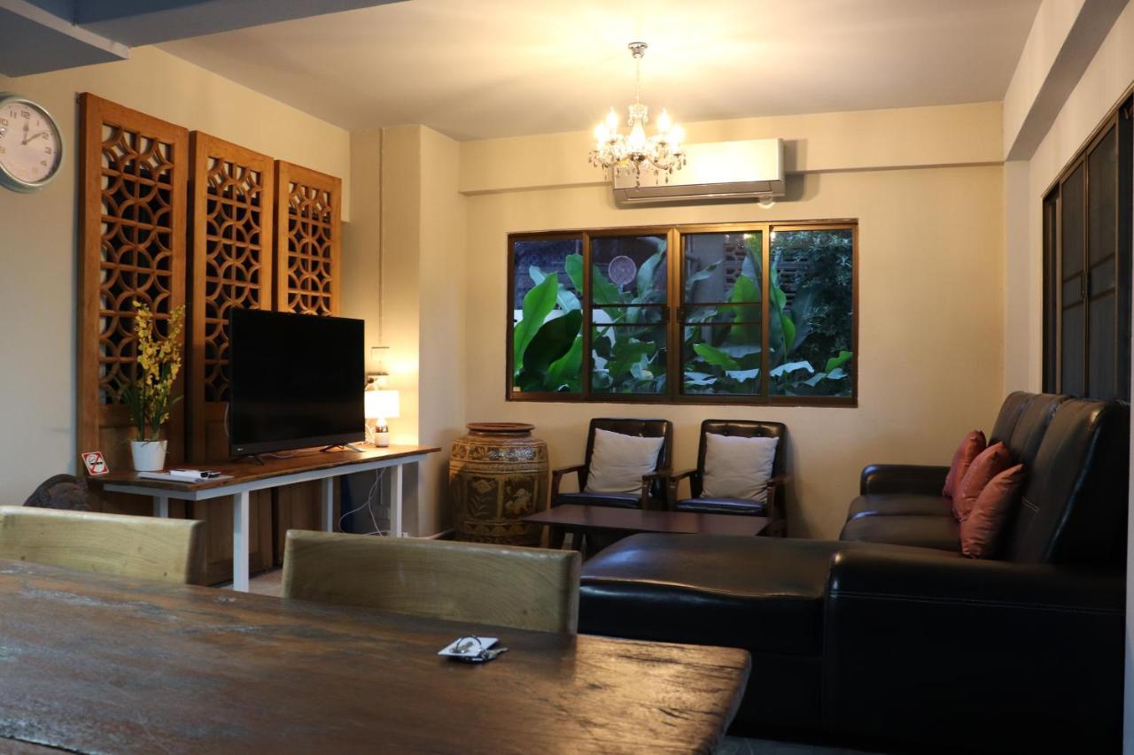 8Th House @ Center Of Chiangmai Old Town Appartement Chiang Mai Buitenkant foto