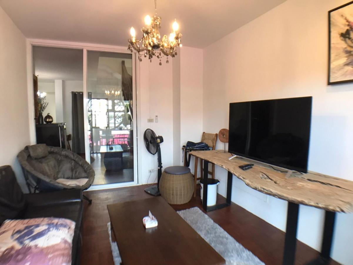 8Th House @ Center Of Chiangmai Old Town Appartement Chiang Mai Buitenkant foto