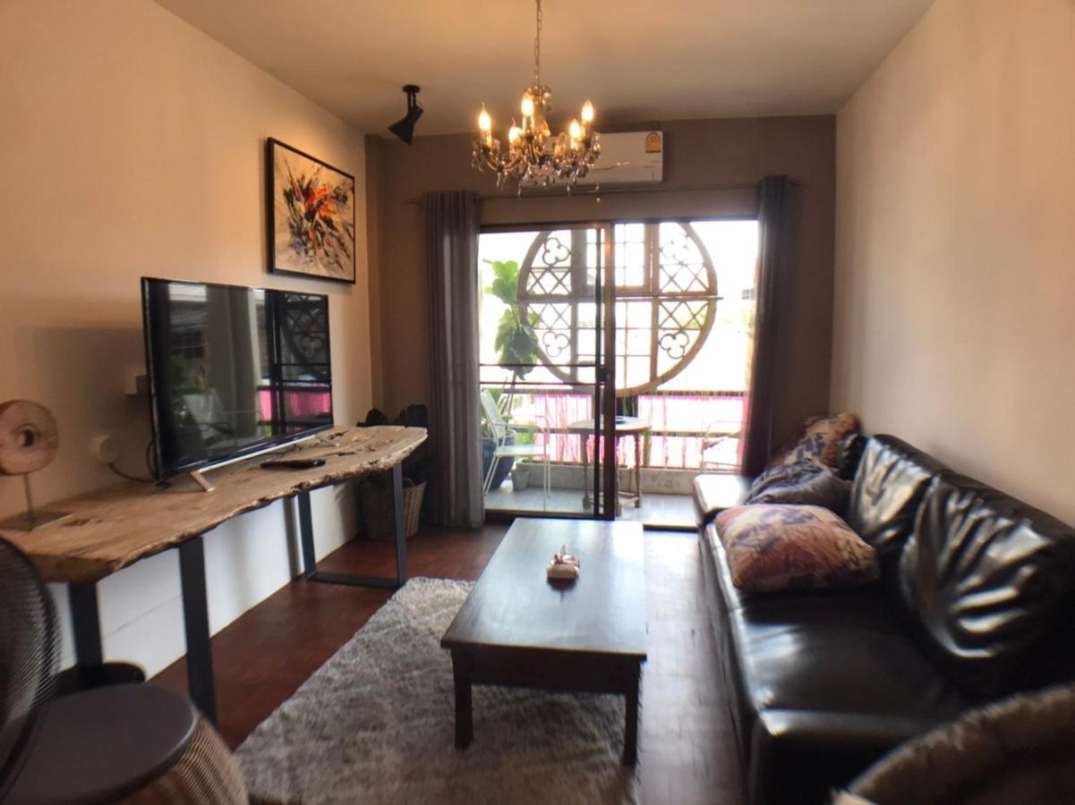 8Th House @ Center Of Chiangmai Old Town Appartement Chiang Mai Buitenkant foto