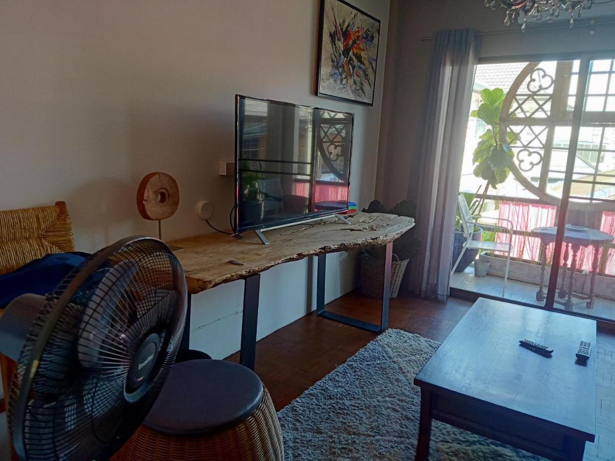 8Th House @ Center Of Chiangmai Old Town Appartement Chiang Mai Buitenkant foto